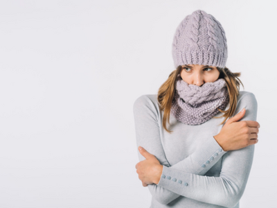 Κρύα χέρια και πόδια: Γιατρός εξηγεί ποι...