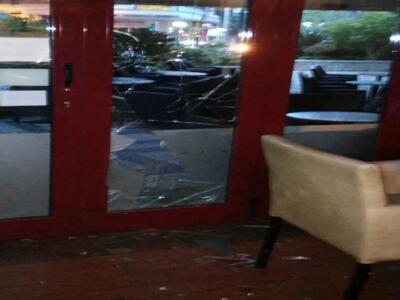 Aγρίνιο: Έσπαγαν τζαμαρίες και "μπο...