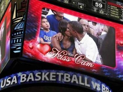 Το καυτό φιλί των Ομπάμα κατά τη διάρκει...