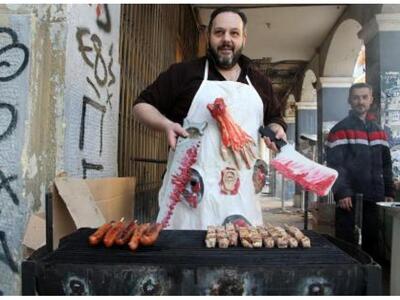 Η Πάτρα γλεντά την Τσικνοπέμπτη - Στήθηκ...