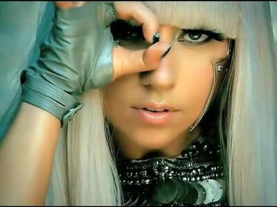 Το βραχιολάκι της Lady Gaga στην υπηρεσί...