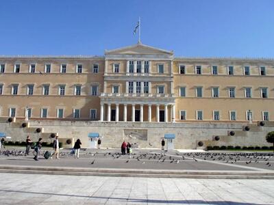 Την πρώτη απόλυση υπαλλήλου της Βουλής μ...