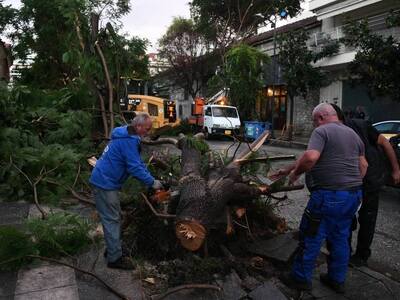 Πάτρα: Καθαρίζουν τα σημεία που έπληξε η...