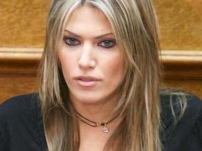 Άναψε φωτιές στην παραλία η Εύα Καϊλή - Δείτε Φωτο