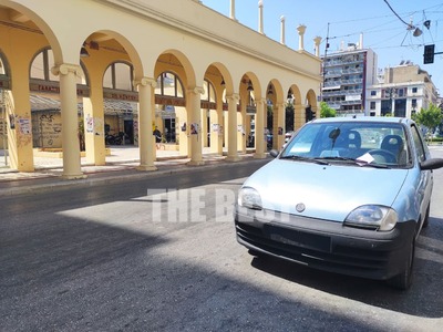 Ξηλώνουν πινακίδες στο κέντρο της Πάτρας- ΦΩΤΟ 