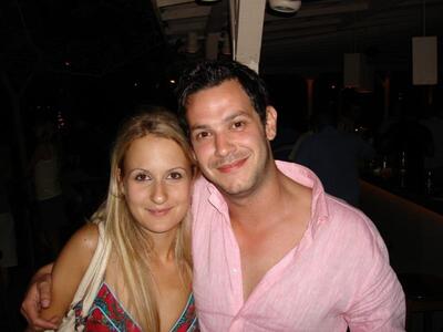 Ανεβαίνουν τα σκαλιά της εκκλησίας η Νιν...