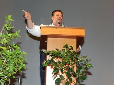 Εγκαινιάζεται το εκλογικό κέντρο του Ανδ...