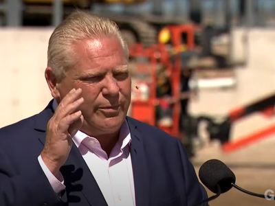 Πολιτικός κατάπιε μέλισσα κατά τη διάρκε...