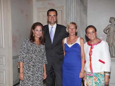 Ο Γάλλος πρέσβης και η σύζυγός του με τη...