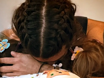 Ο Άρης Μουγκοπέτρος αγκαλιά με τις κόρες...