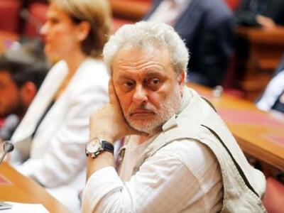 Ο Ζαραλίκος πέταξε ένα ποτήρι μπύρα στον...