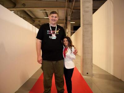 Η Ουκρανή Αλιόνα και ο πανύψηλος άνδρας ...