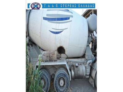 Απίστευτο! Είχε κρύψει 30 μετανάστες μέσ...