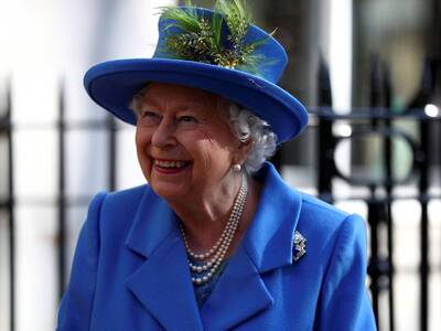 Το μελανιασμένο χέρι της Βασίλισσας προβ...