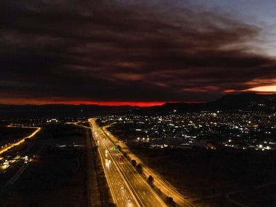 Ο μαύρος καπνός της φωτιάς του Ξυλοκάστρ...