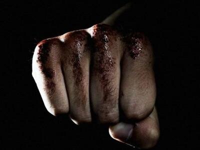 Ξυλοφόρτωσαν αστυνομικό και προσέβαλαν ι...