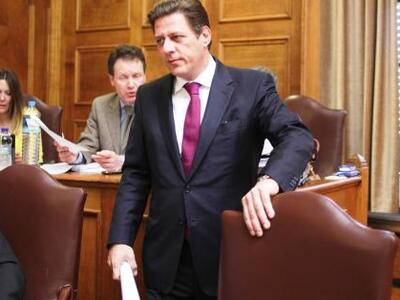 Ο Μιλτιάδης Βαρβιτσιώτης... θωπεύει τη Χ...