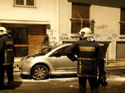 Πάτρα: Λαμπάδιασαν δύο αυτοκίνητα το βρά...