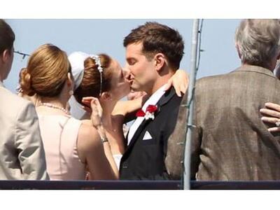 Το γαμήλιο... φιλί της Sienna Miller με ...