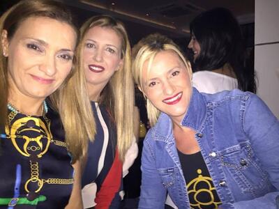Η Αλεξία Παππά των Maraboo με φίλες της