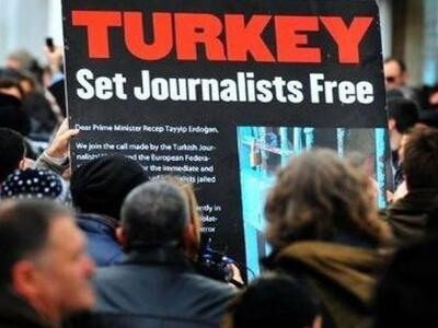 Τουρκία: 20 δημοσιογράφοι παραμένουν υπό...