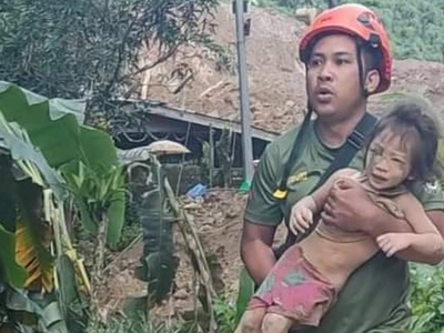 Φιλιππίνες: Βρήκαν ζωντανό κορίτσι 60 ώρ...