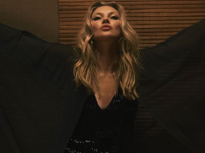 H Κέιτ Μος ως party  goddess 