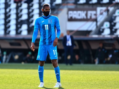 Με μάσκα ο επιθετικός της Ονδούρας κόντρ...