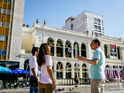 Διεθνείς φοιτητές Erasmus περπατούν το κ...