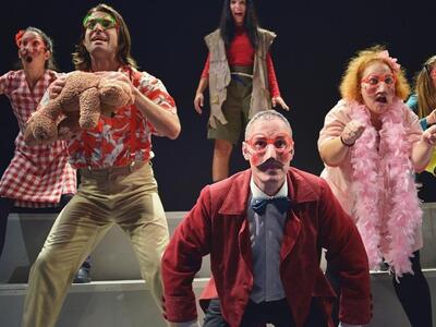 ΔΗΜΟΤΙΚΟ ΘΕΑΤΡΟ: ΚΑΝΕΙ ΘΡΑΥΣΗ ΣΤΑ ΣΧΟΛΕΙ...