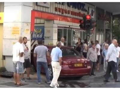 Πάτρα: Ταξί «καρφώθηκε» σε πεζοδρόμιο στη Γούναρη