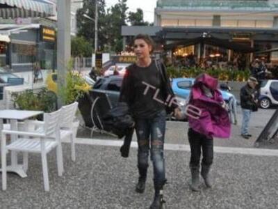 Νίνα Λοτσάρη: Βόλτα με την κόρη της στη Γλυφάδα!