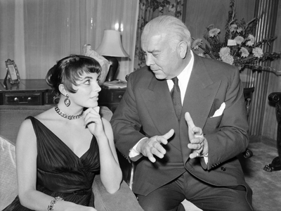 H Joan Collins με τον Σπύρο Σκούρα στο Λ...