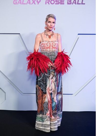 H Kίτι Σπένσερ με Dolce e Gabbana