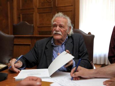 Ο Μ. Γλέζος για τον δανεισμό του δημοσίο...