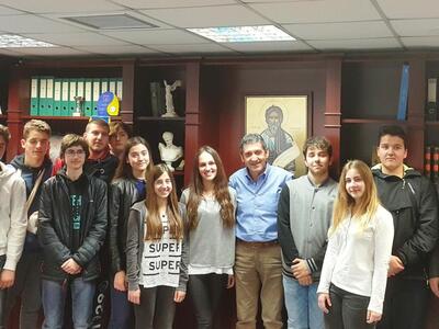 Ο Γρ. Αλεξόπουλος με τους μαθητές της Πά...