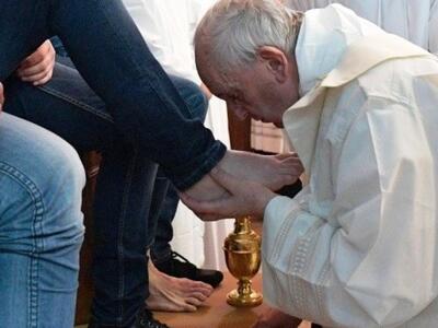 Ο πάπας Φραγκίσκος έπλυνε τα πόδια 12 με...