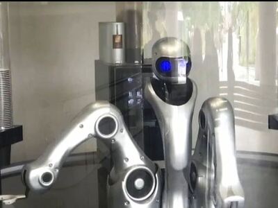 Ρομπότ - barista σερβίρει καφέ... ασφαλώς!