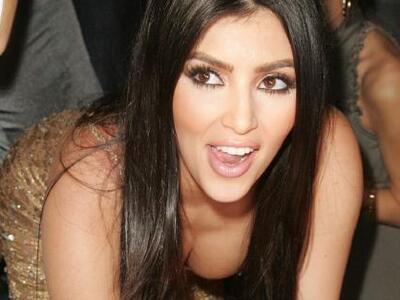 «Ξεχυλίζει» από το μικροσκοπικό μπικίνι ...