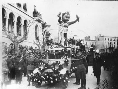 Φωτό από παλιές Απόκριες στην Πάτρα. Μας...