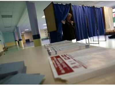 Υποψήφιοι κατακλύζουν αγορές και οίκους τυφλών