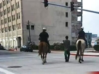 Τέξας: Έφιπποι αστυνομικοί σέρνουν αλυσο...