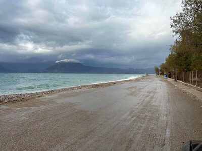 Πάτρα: Καθαρίζουν τους παραλιακούς δρόμους από όσα άφησε πίσω η κακοκαιρία- ΦΩΤΟ