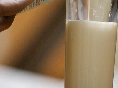 Aκόμα και το γάλα με το ψωμί κόβουν οι Έλληνες 