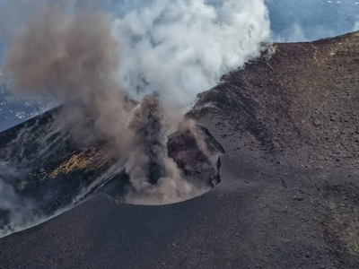«Βρυχάται» η Αίτνα: Εντυπωσιακές εικόνες...