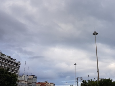 Νεφώσεις, τοπικές βροχοπτώσεις και το βρ...