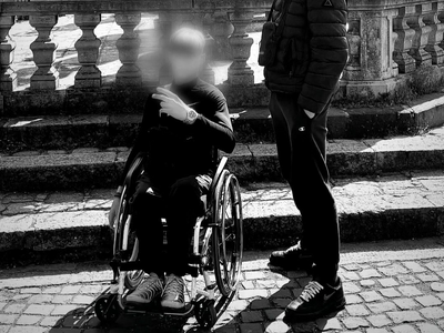 Μαθητής σε αναπηρικό αμαξίδιο χωρίς πρόσ...