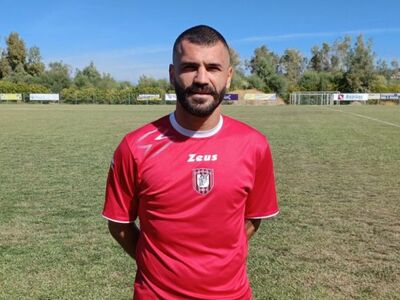 Ο Δημήτρης Μικελάτος ντύθηκε στα «κοκκινόμαυρα»