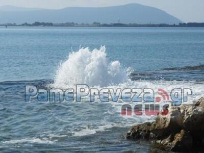 Τόνοι νερού χύνονται στην θάλασσα από σπ...