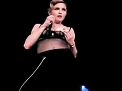 Η Madonna δείχνει το στήθος στο Παρίσι - Βίντεο 